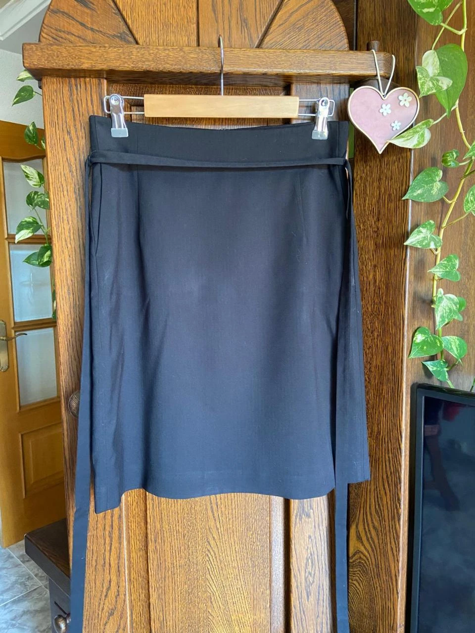 Falda negra suelta, con cinturón, tejido ligero. Nueva. Esprit. Talla M